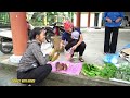 Kind Young Man Helps Single Mother in Need After Accident While Selling Banana Flowers