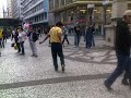 Mendigo dançando no centro de Curitiba