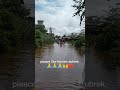 banjir menutup jalan ke kampung sebelah