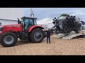 Massey Ferguson 7725 descarregando plantadeira MF Momentum de 18  linhas