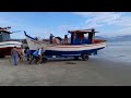 embarcações indo para o mar/ praia central/Garopaba-sc/carretão rebocando barco/pesca da tainha