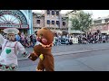 Christmas at Disneyland 2023 | Shows, lights, and decorations around the park