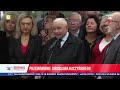 JAROSŁAW KACZYŃSKI przed pomnikiem