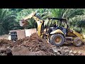 Kolaborasi Excavator dan Backhoe Loader