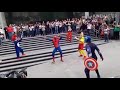 Avengers bailando “Una vaina loca” en la calle