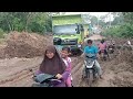 Truck Trailer Angkutan Xsavator, Terpuruk Di Jalan Mengisap