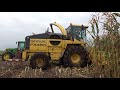 Mais hakselen en muurvast in de modder met New Holland FX450 & John Deere 6534 Premium (2017)