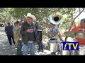 Padre Pistolas cantando en su huerta de Tarimoro