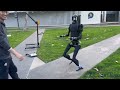 Unitree H1 İnsansı Robotun Sokak Dansı ve İnsanlarla Etkileşimi!