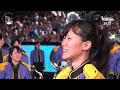 日本の高校生たちが歌い始めると、会場は涙に包まれた感動の状況