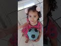 Thayla brincando de bola.