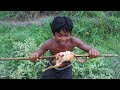 Survival in Jungle| Roasted Chicken On Fire| Eating With Hot Spicy Chili Sauce So Delicious