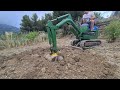 si lavora la terra con il miniescavatore komatsu