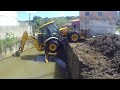 Retroescavadeira JCB 4CX descendo no córrego(JCB 4CX backhoe loader going down stream