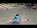 Using bamboo to make a traditional fish trap is lucky to catch many large fish to sell