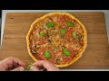 Hausgemachte Pizza mit frischen Pilzen und Kräutern!