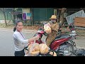 Single mother with a kind heart and love for poor children - selling bread at the market | lytieusam