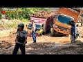 Everyone Gazed When They Saw The Palm Oil Truck Desperately Entering The Mud