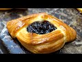 Amazing! The amazing skill of the bakers who finish many loaves of bread one after another.