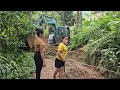 FUL VIDEO: Excavators and dump trucks Bring the landslide-lashed land into the farmer's house.