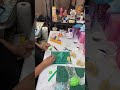 Transmision de TikTok haciendo dinosaurios para decorar pasteles