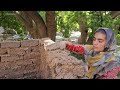 Construction of a hut in the heart of nature by a 14-year-old girl