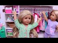 Doll sisters help mom with laundry! Play Dolls house chores
