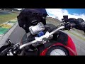 Uma Multistrada competindo com motos esportivas