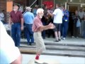 increible Viejo bailando Shuffle Party Rock