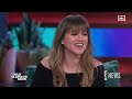 Kelly Clarkson BLUSHES & Giggles After Her Hilarious Comment About “Meat” | E! News