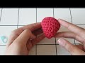 ｡.*☆ how to crochet a strawberry & flower keychain // crochet tutorial // diy gifts and keychain