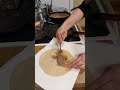 mostrando como hacer un burrito