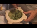 Pesto alla genovese nel mortaio