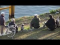 鶴見川 サギと釣りのおっちゃんのふれあい (Heron visiting Tsurumi river)