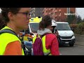 Blitz Ultima Generazione: attivisti che bloccano strada lasciano passare l'ambulanza
