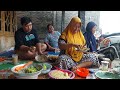 makan bersama di emperan bikin puli pecel dan gorengan