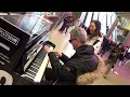 イギリスの路上でピアノ演奏していた日本人女性, 急に近づいてきたイギリス人男性が鍵盤に手を上げるが..！