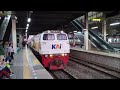 RAMAINYA KERETA API MALAM DI STASIUN TERSIBUK JAKARTA : Ada Lokomotif Livery Vintage & Lampu Strobo!