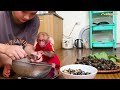 Bibi cooks delicious banana stewed snails with Mom!