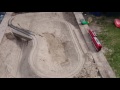 Legoeisenbahn halb im Sand vergraben