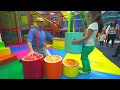 Blippi visita un Patio de Juegos Cubierto | Aprende con Blippi | aprender colores